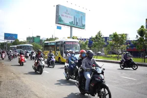 Dòng người, xe ùn ùn kéo về TP.HCM từ cửa ngõ Tây Nam