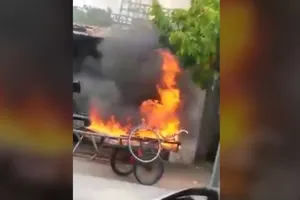 Clip: Xe ba gác bị đốt khi đậu trước cửa nhà người khác