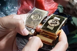 Trang phục giống công an, bộ đội bày bán tràn lan trên phố