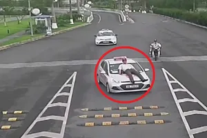 Lái xe taxi tông thẳng nhân viên bảo vệ sân bay Nội Bài