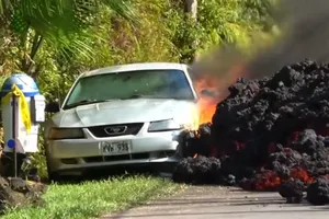 Dung nham 'nuốt chửng' ô tô ở Hawaii