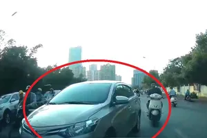Tài xế 'cứng' ngăn hàng loạt ô tô, xe máy lấn làn