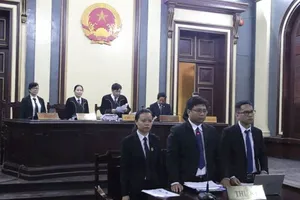 Clip: Chủ tọa lý giải việc xét xử vắng mặt bà Hứa Thị Phấn