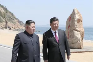 Clip: Ông Tập và ông Kim cùng đi dạo trên bờ biển Đại Liên