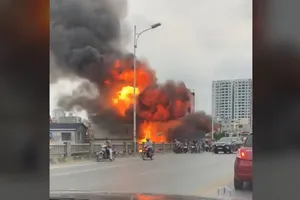 Clip hiện trường vụ cháy nhà cạnh cầu Vĩnh Tuy