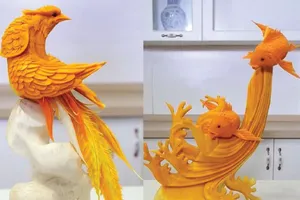 Điêu luyện với màn khắc trái bí thành hình chim, cá
