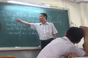 Thầy giáo dạy hát 'Chuyện tình Lan và Điệp' bằng... tiếng Anh