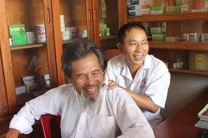 Thầy thuốc xin tiền vợ mua thuốc chữa bệnh cho dân nghèo