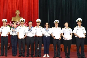 Sở Tư pháp TP.HCM thăm, tặng quà chiến sĩ Vùng 4 Hải quân