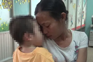 Clip: Người mẹ ẵm con ăn xin chơi ma túy được nhận lại con