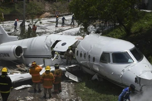 Máy bay gãy làm đôi khi hạ cánh xuống sân bay ở Honduras