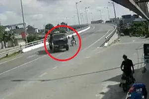 Xe tải rẽ gấp xe máy bó tay chịu trận