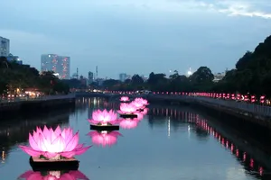 Kênh Nhiêu Lộc-Thị Nghè đẹp lung linh trong mùa Phật đản