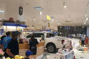 Nữ tài xế lái xe bán tải tông thẳng vào nhà sách 