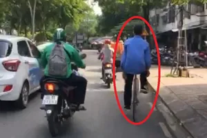 Lái xe đạp thả 2 tay trên đường Trường Sa