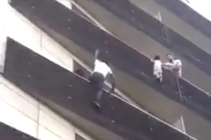'Người nhện' cứu em bé đang treo mình ngoài ban công lầu 4