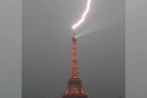 Cảnh sét đánh vào tháp Eiffel trong cơn mưa bão lớn ở Pháp