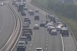 Đoàn xe đi đám cưới đồng loạt dừng trên cao tốc để chụp hình