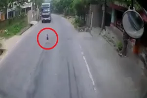Tài xế phát hoảng khi thấy đứa bé chập chững trước đầu xe