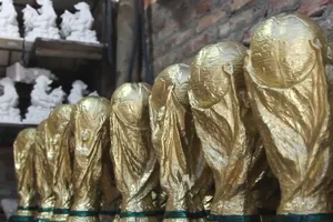 Xưởng sản xuất 'cúp vàng FIFA' giá 80.000 đồng ở Bát Tràng