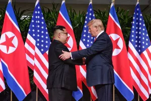 Cận cảnh màn bắt tay lịch sử 12 giây của ông Trump, ông Kim