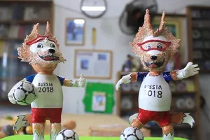 Thầy giáo về hưu làm linh vật World Cup 2018 bằng vỏ trứng