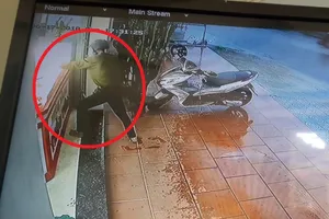 Clip: Dùng búa đập tủ cướp tiệm vàng ở Quảng Nam