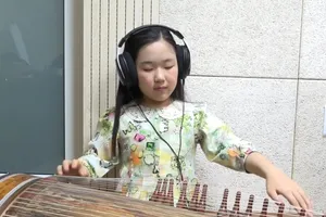 Bé gái cover Despacito bằng đàn tranh