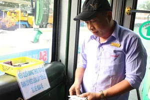 Rổ tiền lẻ và những viên kẹo của tài xế xe buýt