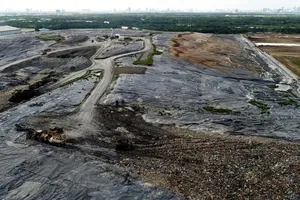 Toàn cảnh 'núi' rác khổng lồ Đa Phước phình to sau 2 năm