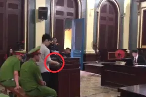 Hành động khó hiểu của sát thủ vụ thảm sát khi nghe luận tội