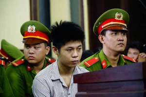 Người nhà gào khóc khi thấy kẻ giết 5 người ở Bình Tân