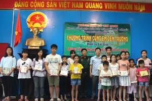 Hội CCB Sở Tư pháp TP.HCM trao 200 phần quà cho trẻ em