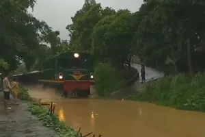 Tàu hỏa 'mò chạy' trên đường ray ngập nước