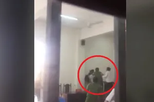 Clip: Bị đơn đánh kiểm sát viên tại tòa