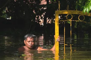 Người dân Hà Nội cam chịu sống chung với cảnh ngập lụt kéo dài