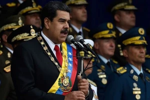 Binh sĩ bỏ chạy khi vụ nổ ám sát Tổng thống Venezuela diễn ra 
