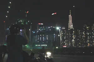 Giới trẻ đột nhiên thích tụ tập giữa cầu để “sống ảo“