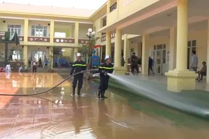 Hàng trăm cảnh sát giúp người dân vùng lũ Chương Mỹ dọn dẹp