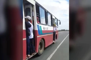 Nguy hiểm học sinh đu bám ở cửa xe khách để đi học