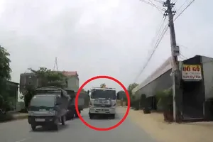 Vượt ẩu không xi nhan, xe tải suýt gây tai nạn