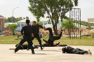 Những màn võ thuật đặc sắc của cảnh sát đặc nhiệm