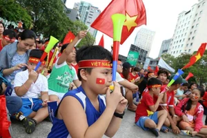 Cổ động viên cả nước vui mừng khi Olympic Việt Nam gỡ hòa