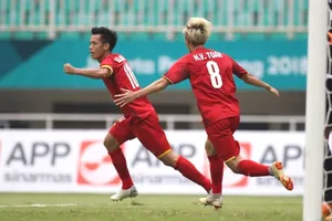 Xem lại bàn thắng gỡ hòa 1-1 của Văn Quyết