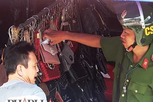 Clip: Chủ sạp 'quyền lực' giao vật giống tiền cho tổ cảnh sát