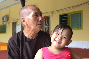 Đôi vợ chồng bán nhà nuôi người già và trẻ mồ côi