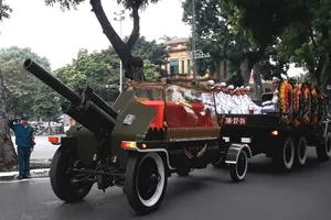 Linh cữu Chủ tịch nước Trần Đại Quang đưa qua nhiều tuyến phố