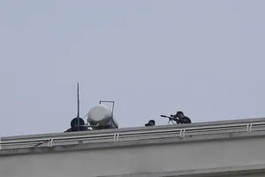 Hiện trường cảnh sát và lính bắn tỉa vây bắt kẻ ôm vũ khí