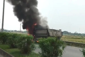 Xe tải bốc cháy dữ dội trên quốc lộ 21B