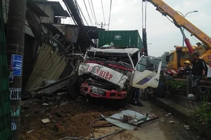 Hiện trường xe container tông 6 nhà dân ở Bình Chánh